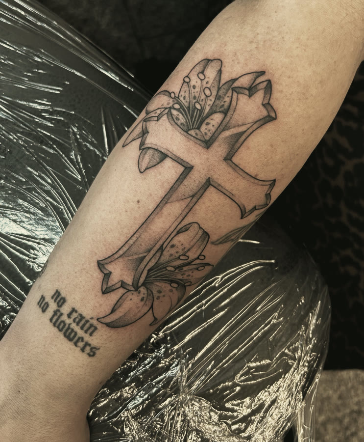 Kreuz mit Lilien und Schriftzug von Melinda Dür