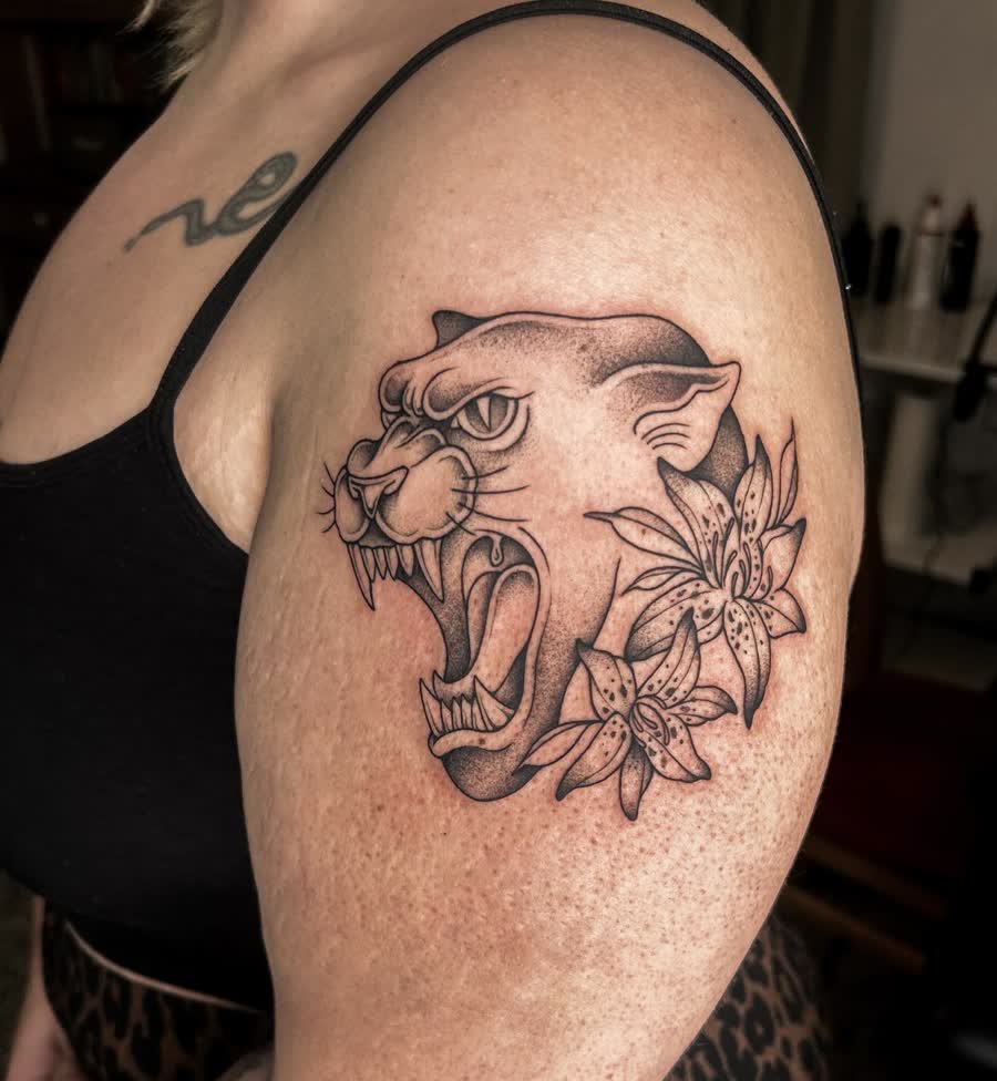 Brüllender Panther mit Lilien, Black & Grey, von Melinda Dür
