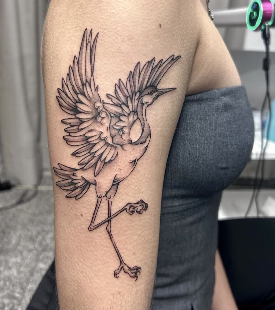 Detailreiches Kranich-Tattoo — feines Handwerk